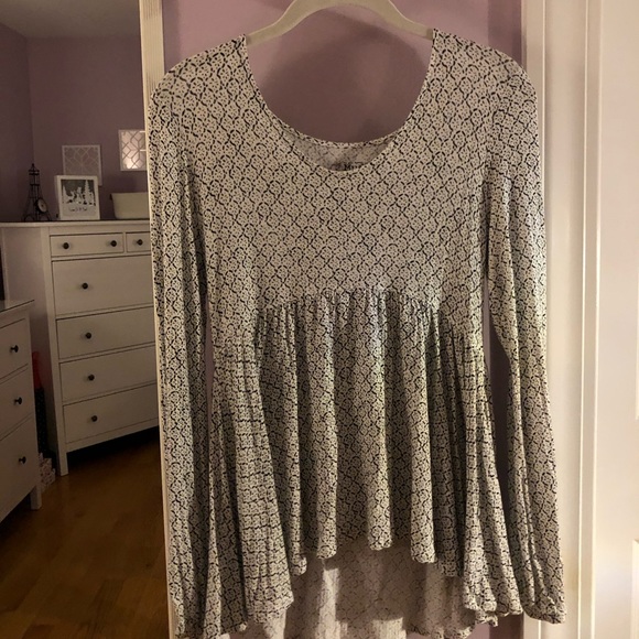 Black and white patterned long sleeved top. - Picture 1 of 2